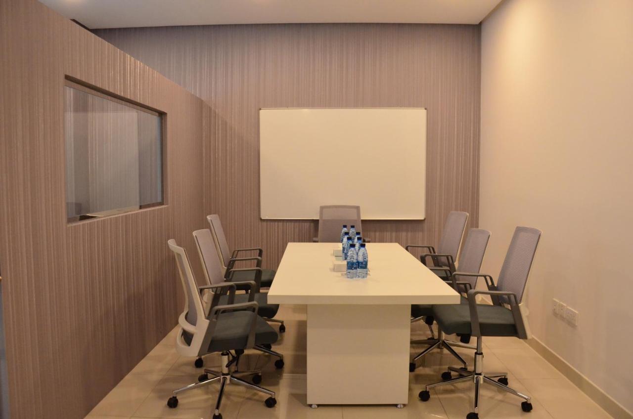 The Lodge Suites Manama Dış mekan fotoğraf